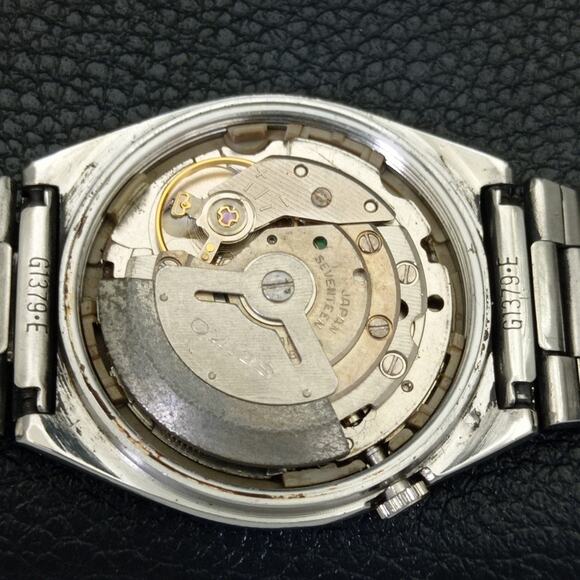 Vintage 1973 Seiko Automatic Mens Silver Watch W/daydate & Blue accents - Picture 10 of 10